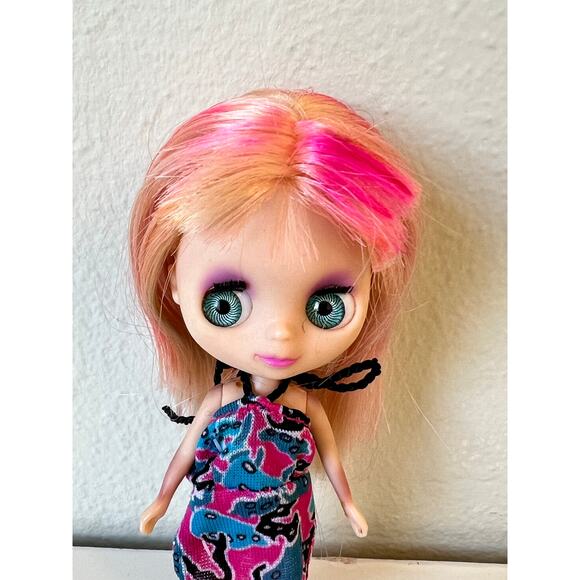 Littlest Pet Shop Blythe Doll Blonde Pink hair Blue Dress - Picture 2 of 3